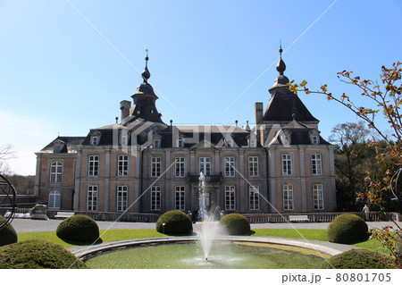 青空のモダーブ城　ベルギー 80801705