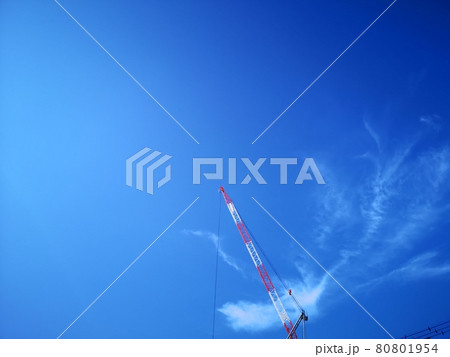 そびえたつクレーンと青空 80801954