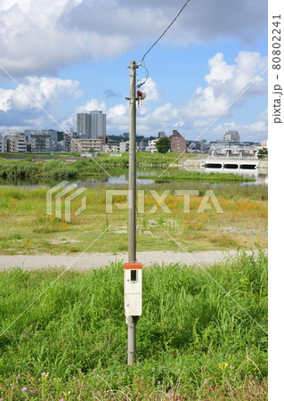 レトロ感のある電柱とボックス レトロ感のある電柱とボックス 80802241
