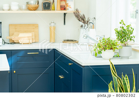 明るいお洒落で機能的なシステムキッチン 80802302