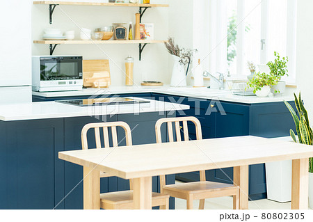 明るいお洒落で機能的なシステムキッチンの写真素材