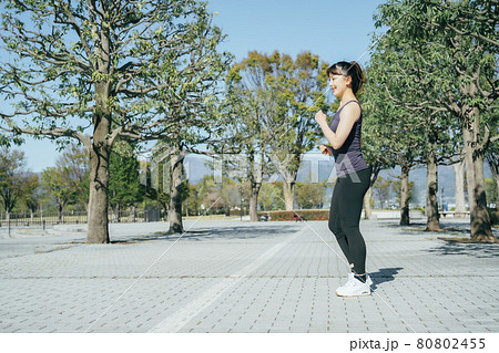 公園でトレーニングする女性 公園でトレーニングする女性 80802455