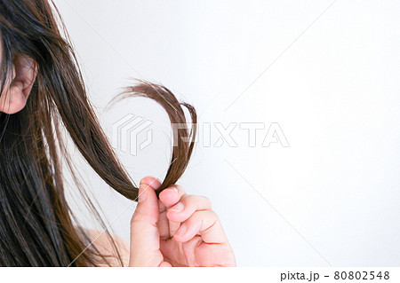 毛先を持つ女性 毛先を持つ女性 80802548