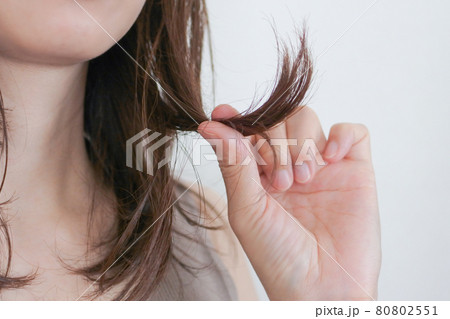 毛先を持つ女性 毛先を持つ女性 80802551