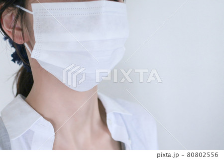 マスク姿の女性 80802556