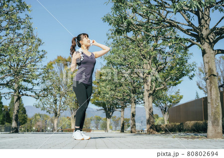 運動中に汗を拭く女性 80802694