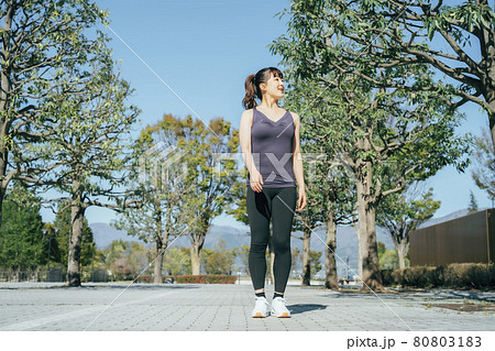 公園で運動する女性 公園で運動する女性 80803183