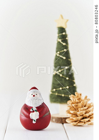 サンタクロースとクリスマスツリー 80803246