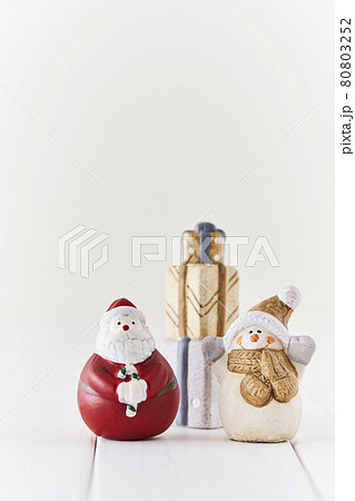 サンタクロースと雪だるまのクリスマスイメージ  80803252