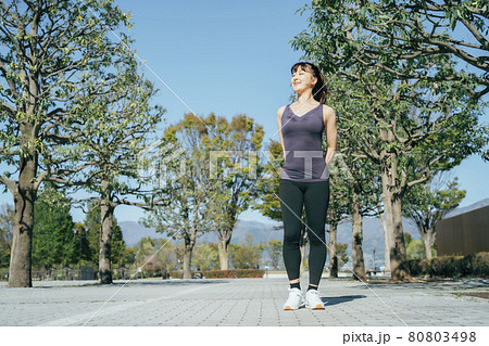 公園でスポーツしながら深呼吸する女性 80803498
