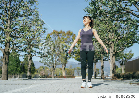 公園でスポーツしながら深呼吸する女性 80803500