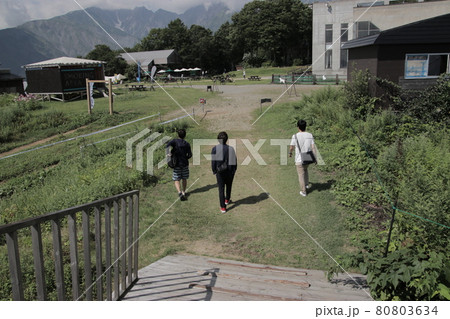歩いて行く三人衆（長野県　白馬村） 80803634