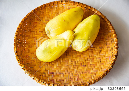 家庭菜園で収穫したザルに乗った採れたてのバナナマクワウリ 80803665