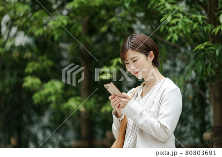 スマホを操作する若い女性 80803691