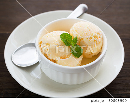 ミントの葉を添えたバニラアイスクリーム ミントの葉を添えたバニラアイスクリーム 80803990