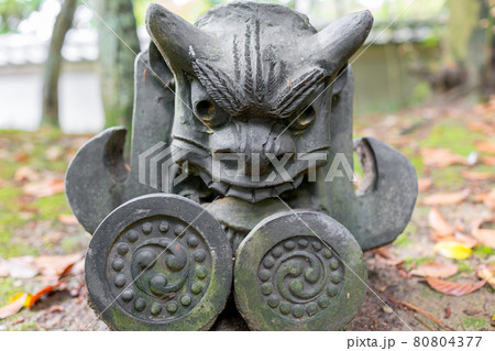 日本の伝統的な、鬼の屋根飾り 80804377