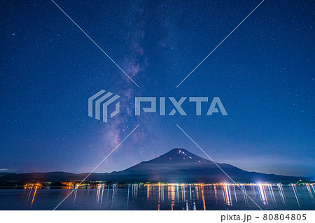 （山梨県）富士山の人文字と天の川　湖面への映り込み 80804805