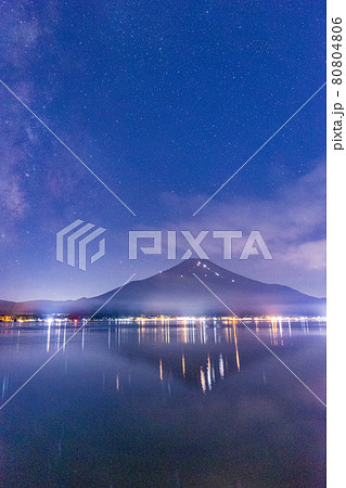 （山梨県）夏の風物詩　富士山の人文字と天の川　湖面への映り込み 80804806