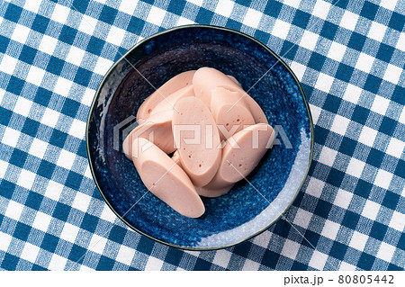 カットした魚肉ソーセージ 80805442