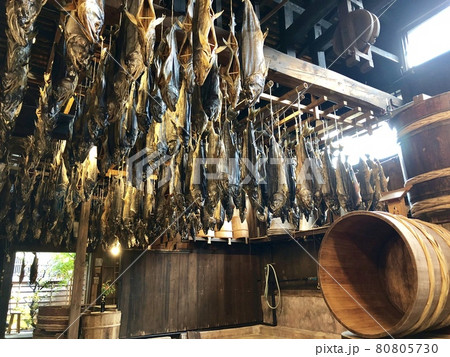 新潟県村上市の名物である鮭の塩引き 80805730