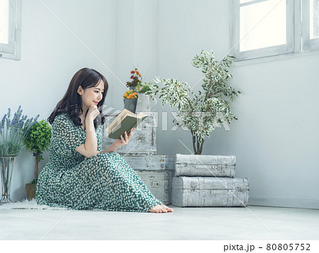 部屋で本を読む女性 部屋で本を読む女性 80805752