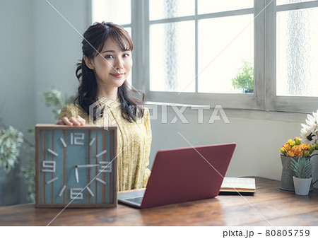 時計を持つ女性 時計を持つ女性 80805759