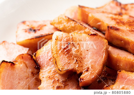 焼いた厚切りベーコン 80805880
