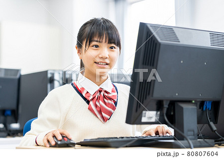 パソコン教室で勉強する中学生　撮影協力：中央工学校附属日本語学校 80807604