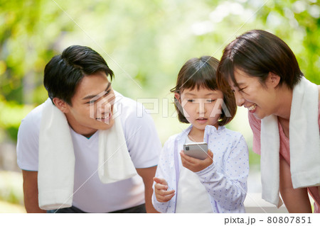 スマホを使用する若いファミリー 80807851