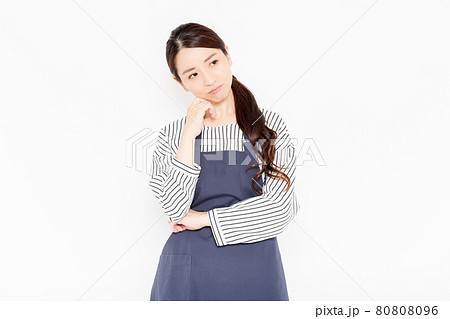 困っているエプロン姿の女性 困っているエプロン姿の女性 80808096