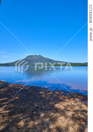 秋の尾瀬 尾瀬沼南岸の湖畔から燧ヶ岳方面 秋の尾瀬 尾瀬沼南岸の湖畔から燧ヶ岳方面 80808122