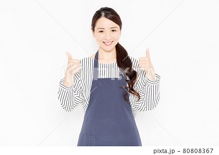 エプロン姿の、いいねのジェスチャーをする女性 エプロン姿の、いいねのジェスチャーをする女性 80808367