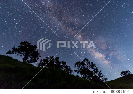 夏の天の川の星景 80809616