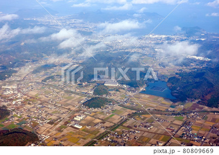 高松空港着陸直前 讃岐平野一望 ため池の上に水上太陽光発電所 高松空港着陸直前 讃岐平野一望 ため池の上に水上太陽光発電所 80809669