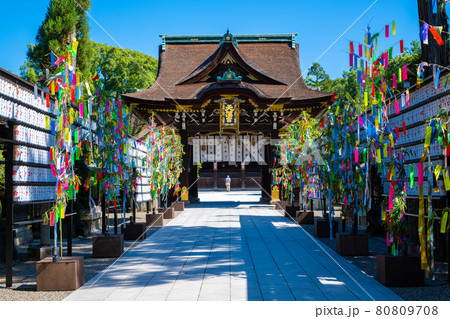 正面から見た北野天満宮(京都)の三光門 正面から見た北野天満宮(京都)の三光門 80809708