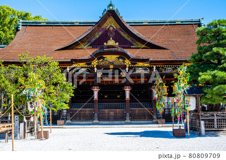 正面から見た北野天満宮（京都）の本殿 80809709