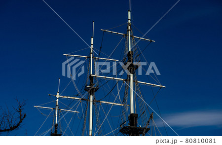 Masts of a ship without sails against the blue sky 80810081