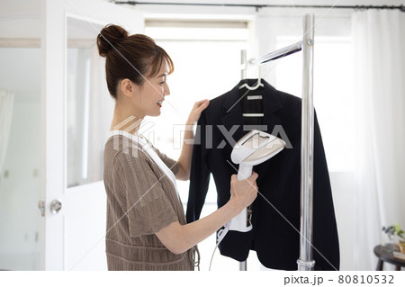 ジャケットをアイロンかける若い女性 ジャケットをアイロンかける若い女性 80810532