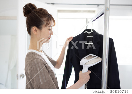 ジャケットをアイロンかける若い女性 80810715