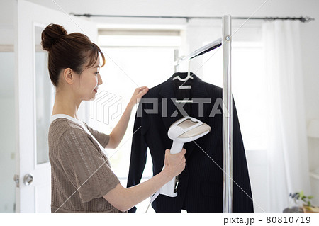 ジャケットをアイロンかける若い女性 ジャケットをアイロンかける若い女性 80810719