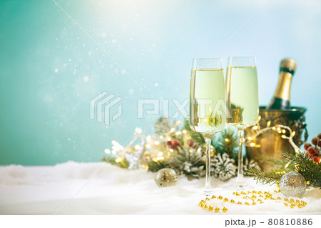 Christmas champagne glasses 80810886