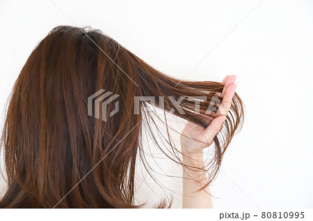 髪の毛を触る女性の後ろ姿 80810995