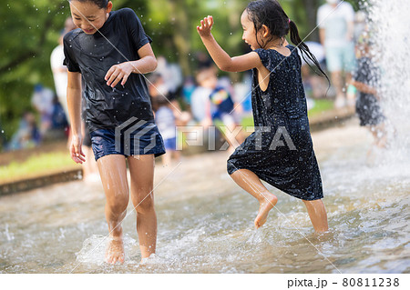 噴水で遊ぶ子供達 噴水で遊ぶ子供達 80811238