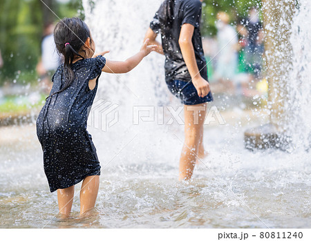 噴水で遊ぶ子供達 80811240