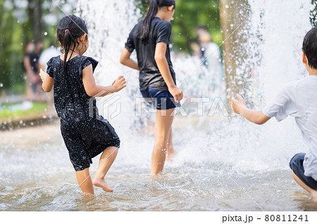 噴水で遊ぶ子供達 噴水で遊ぶ子供達 80811241
