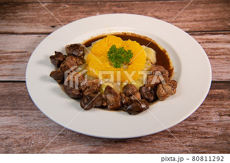 Recipe of sweetbread and lamb kidney with cocoa, leek whistles with almonds and oranges 80811292