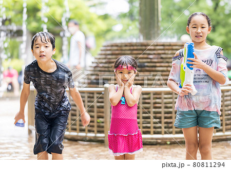噴水で遊ぶ子供達 噴水で遊ぶ子供達 80811294
