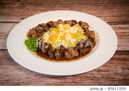 Recipe of sweetbread and lamb kidney with cocoa, leek whistles with almonds and oranges Recipe of sweetbread and lamb kidney with cocoa, leek whistles with almonds and oranges 80811309