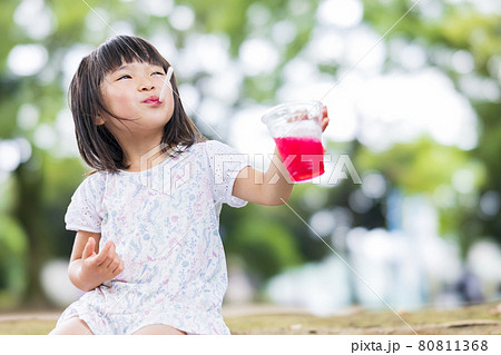 かき氷を食べるかわいい女の子の写真素材