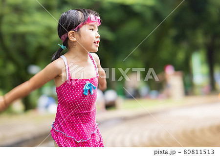 水遊びを楽しむ子供 水遊びを楽しむ子供 80811513